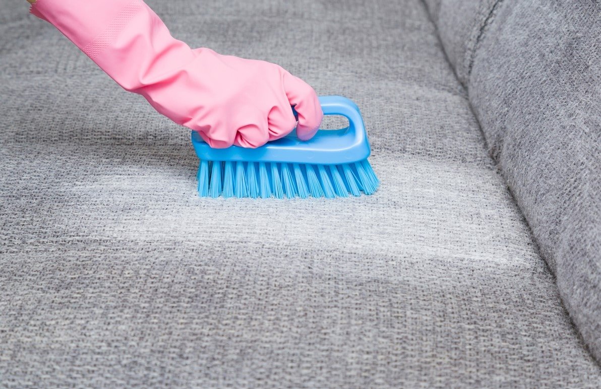 enlever colle sur un canape tissu