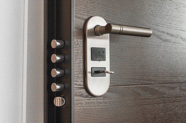 installer une serrure multipoint sur une porte PVC