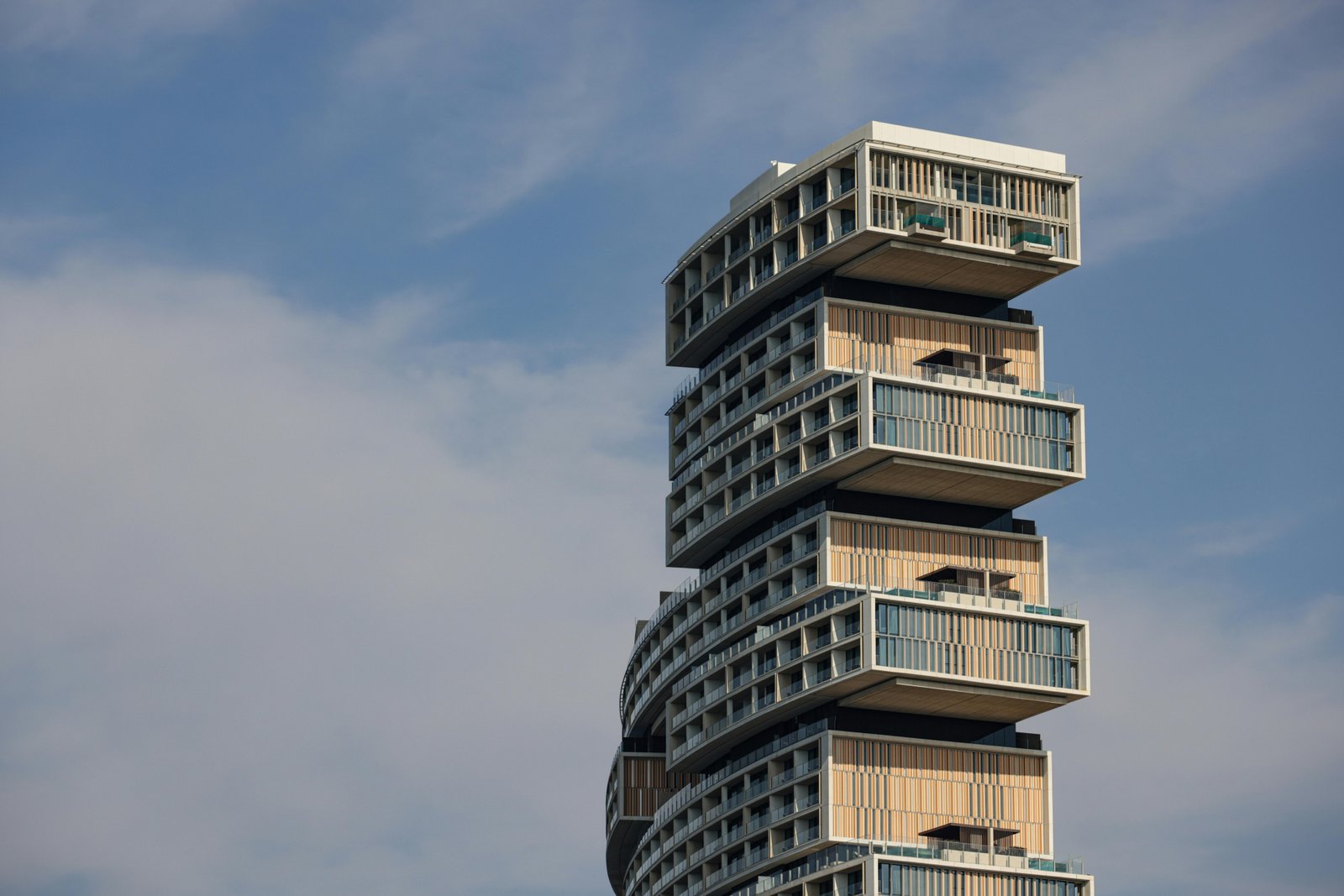 Appartement rénové avec matériaux écologiques et espace de travail modulable