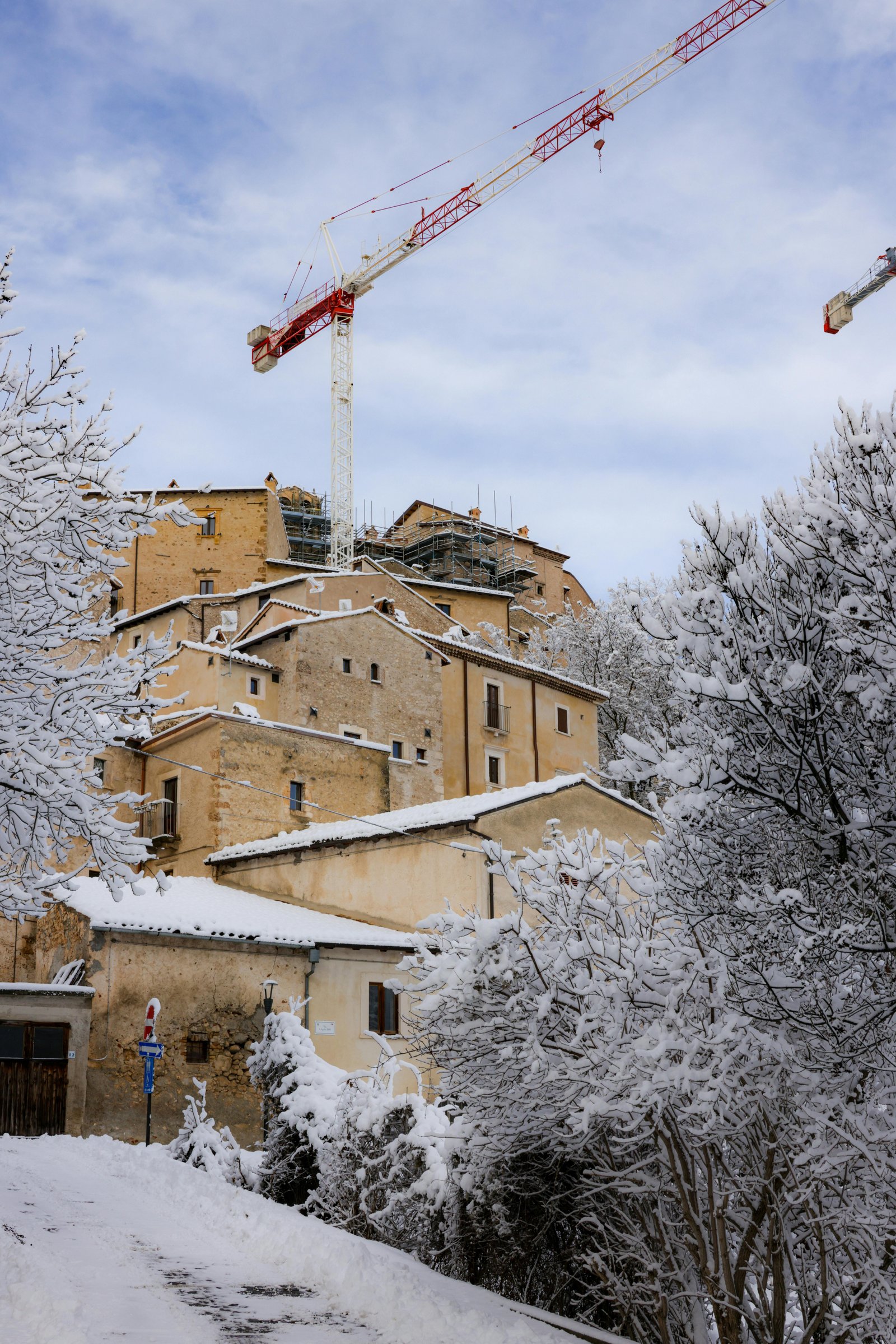 Chantier de rénovation énergétique d’un immeuble ancien avec échafaudages et panneaux solaires