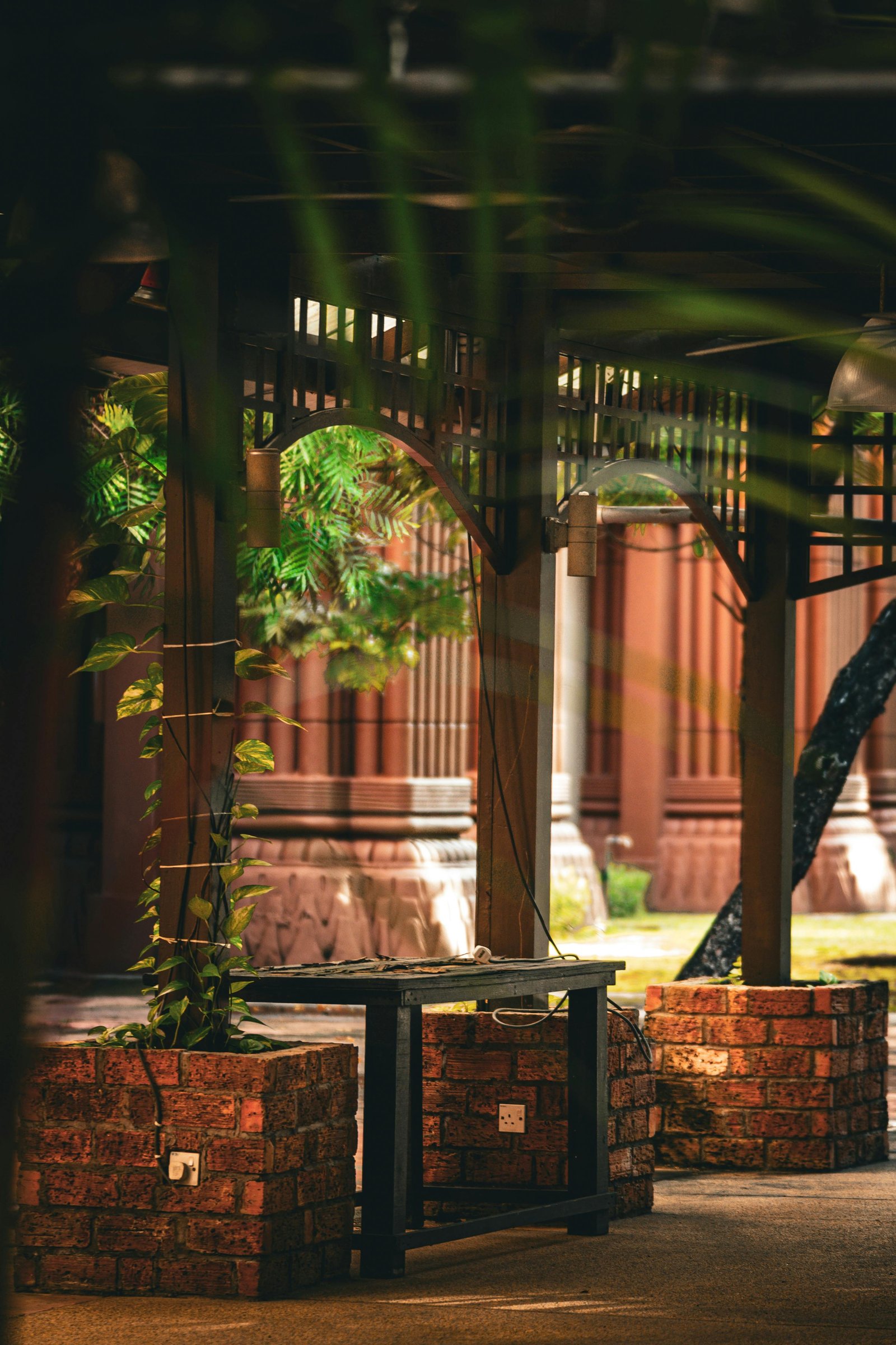 Visite d’une maison écologique en 2026, avec panneaux solaires et jardin durable