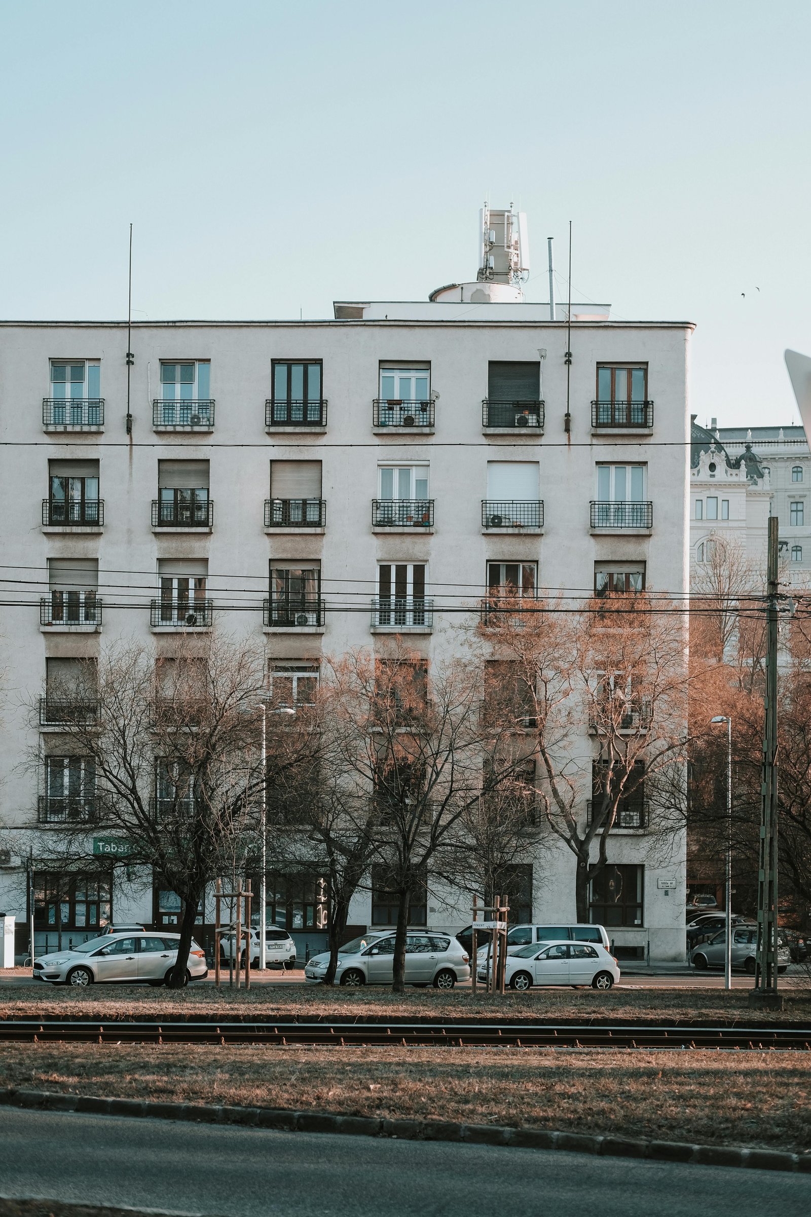 Vue aérienne d'un quartier résidentiel moderne avec des toits végétalisés
