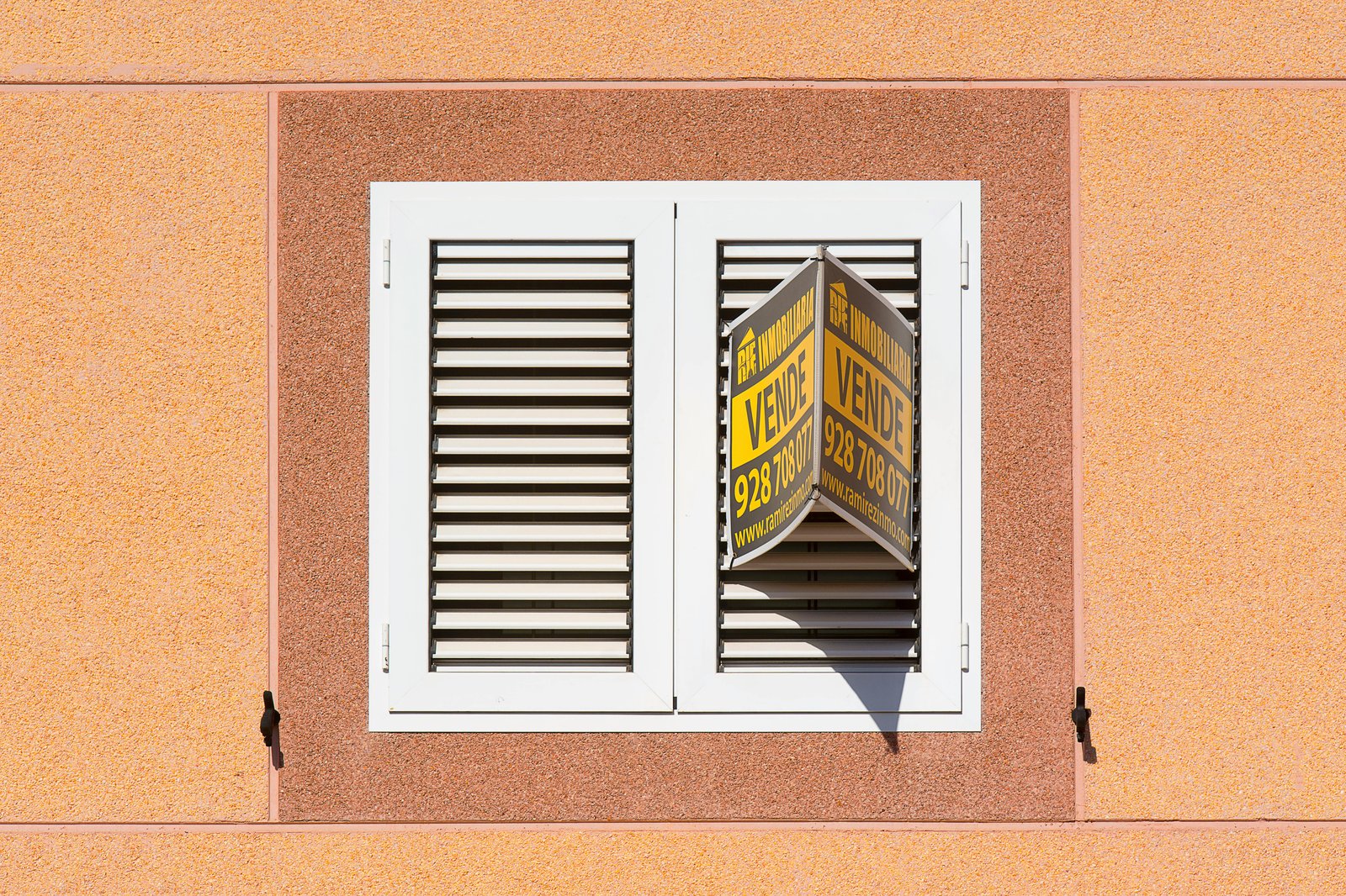 Annonce immobilière farfelue affichée sur une vitrine d'agence