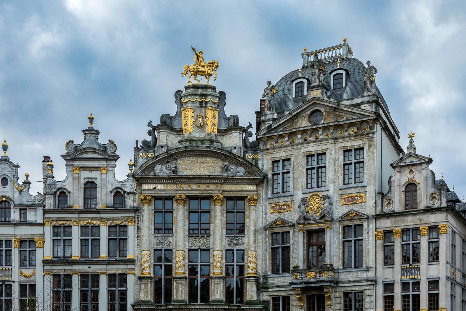 Maison écologique moderne entourée de verdure