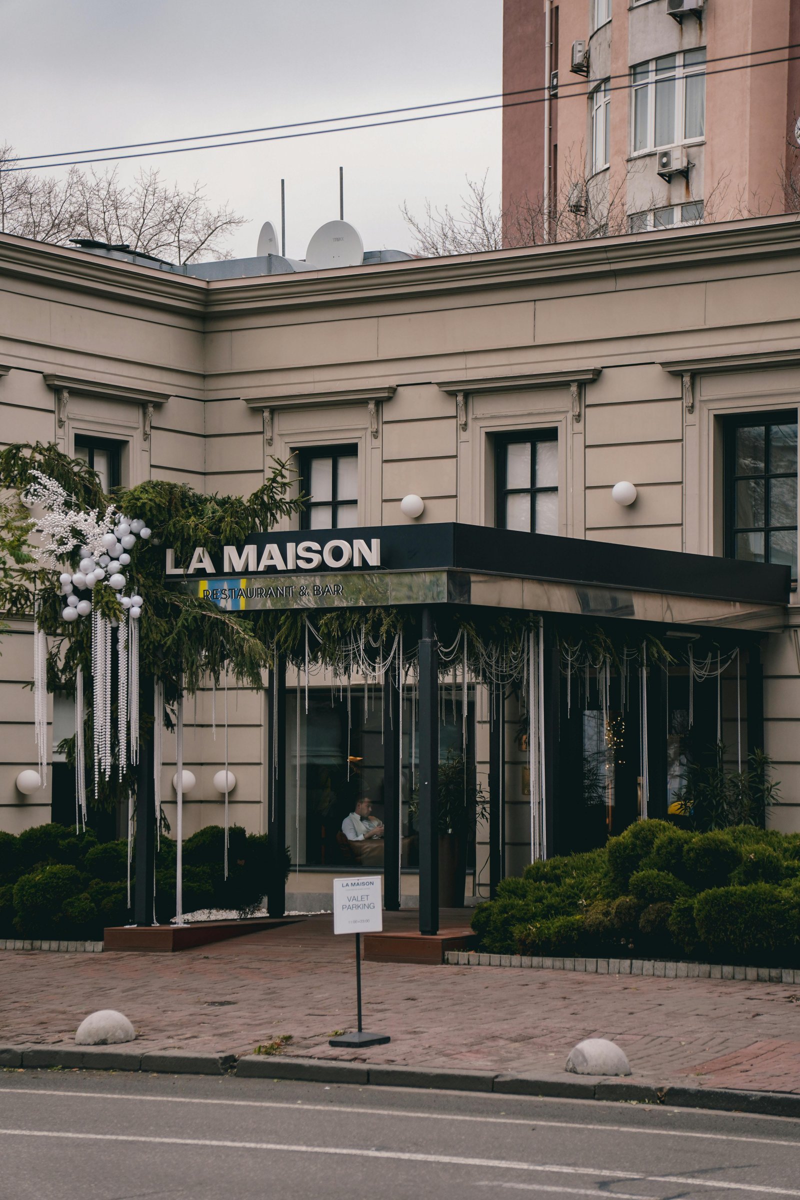 Vue d'une maison écologique moderne entourée de verdure