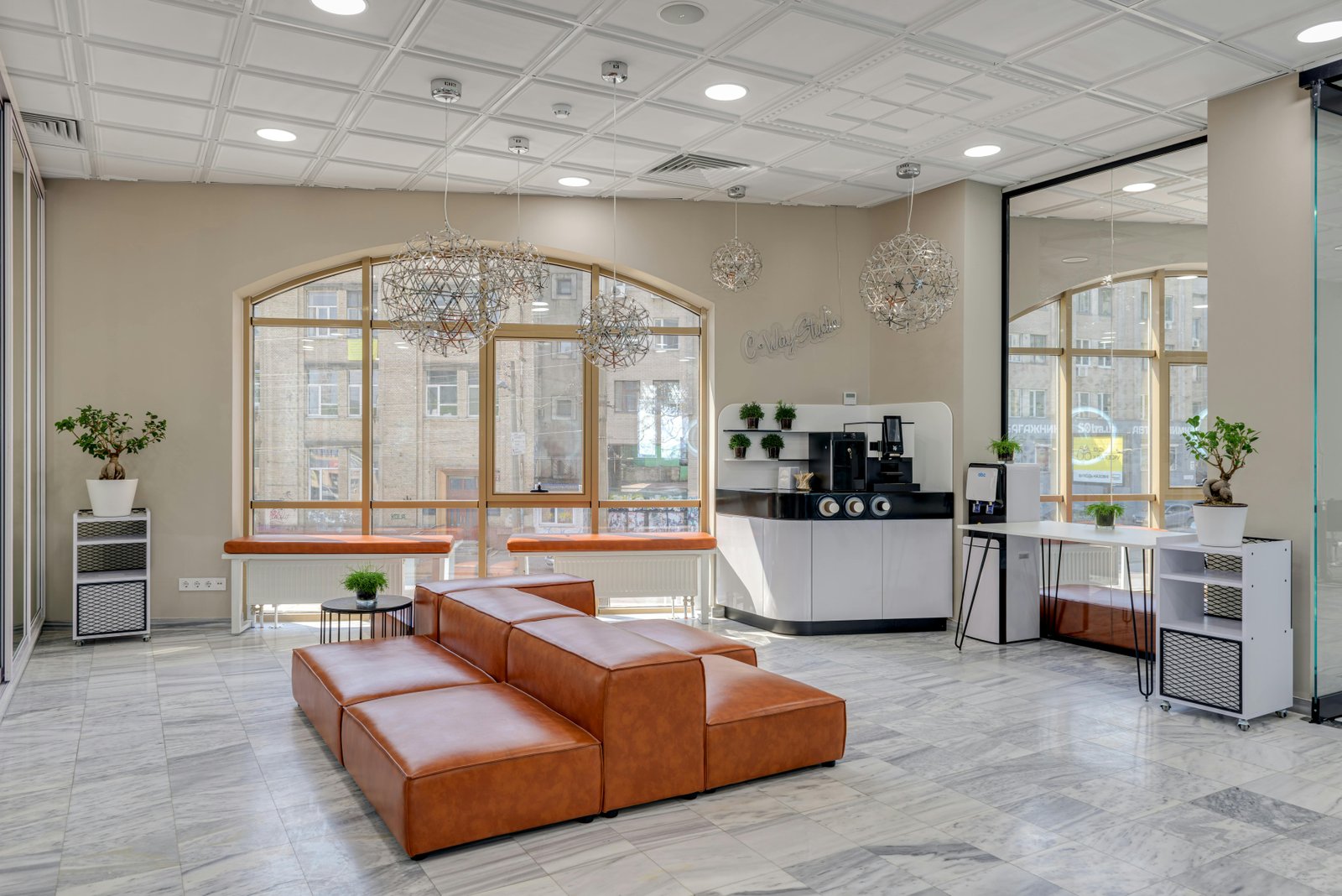 Salon moderne avec mobilier écologique et éléments modulables