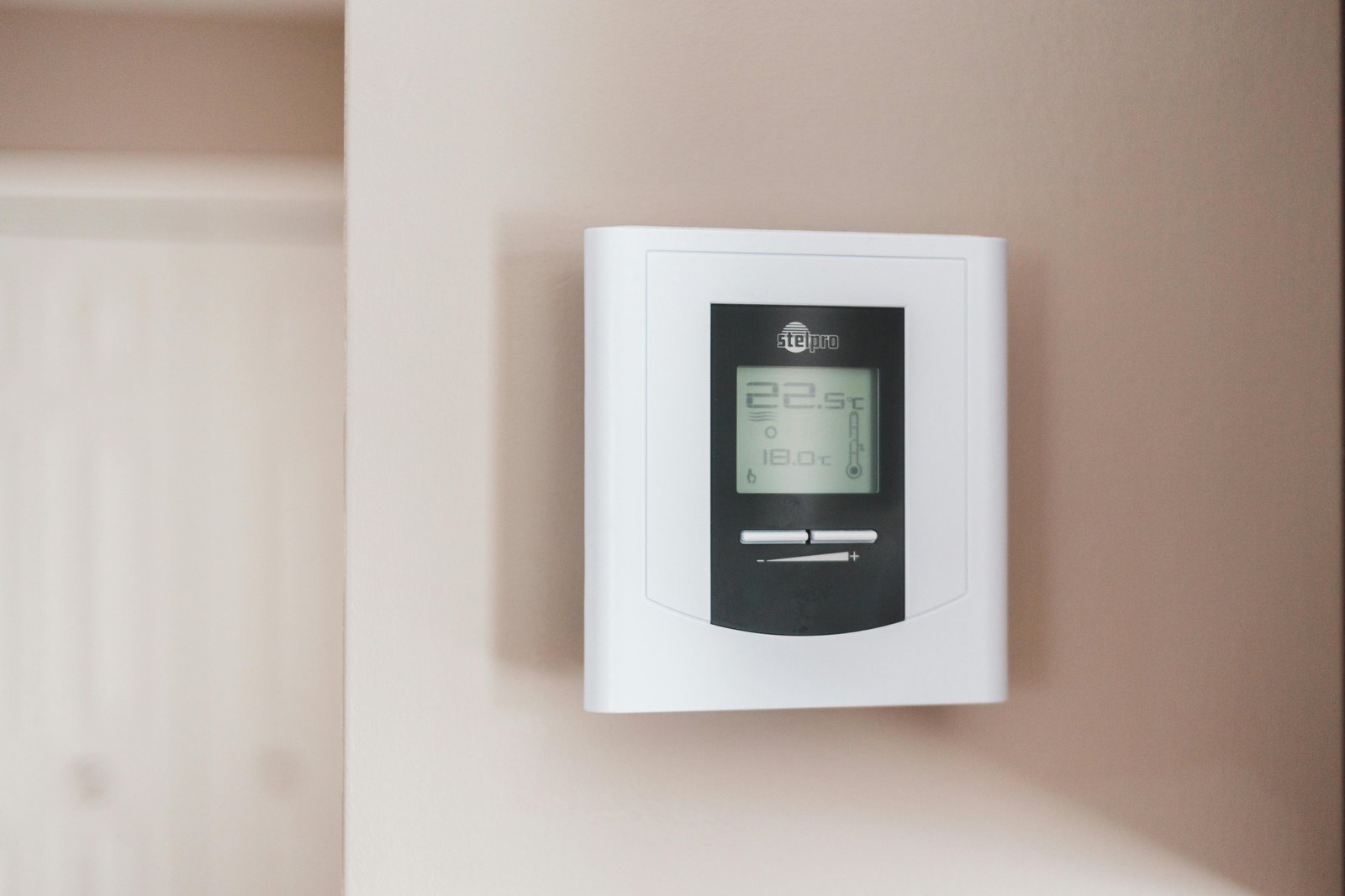Thermostat intelligent affichant la consommation d’énergie en temps réel