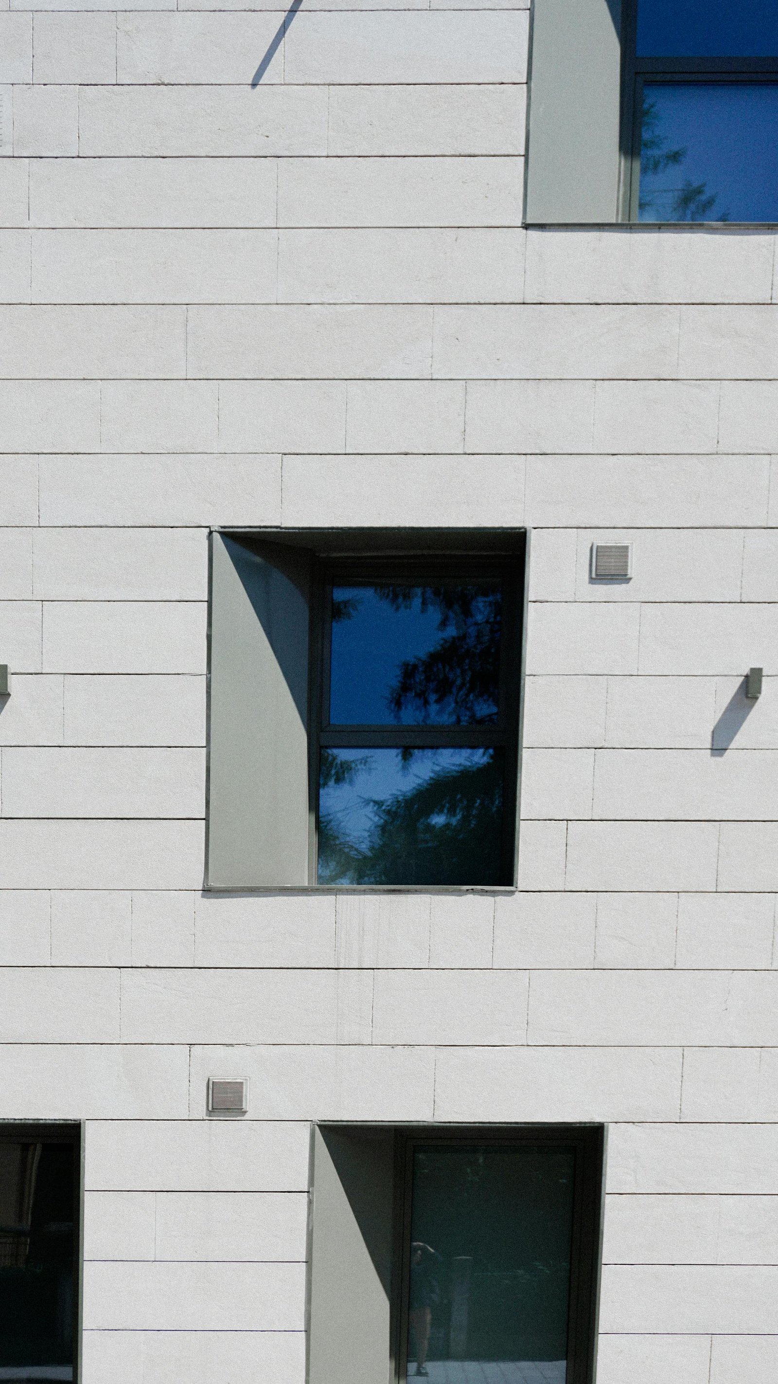 Zoom sur une fenêtre à double vitrage et des murs isolés