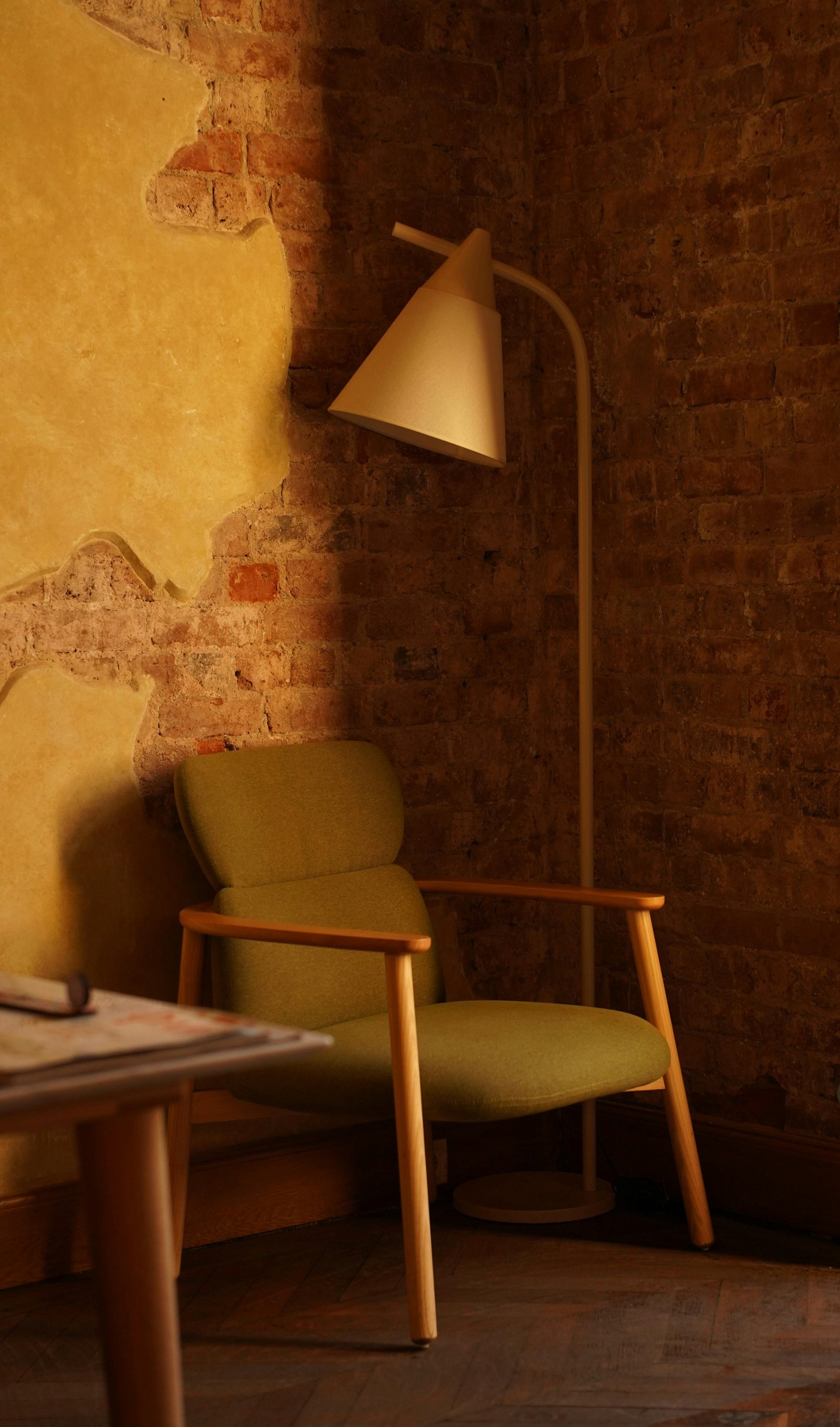 Coin lecture cosy avec fauteuil ergonomique et lampe douce