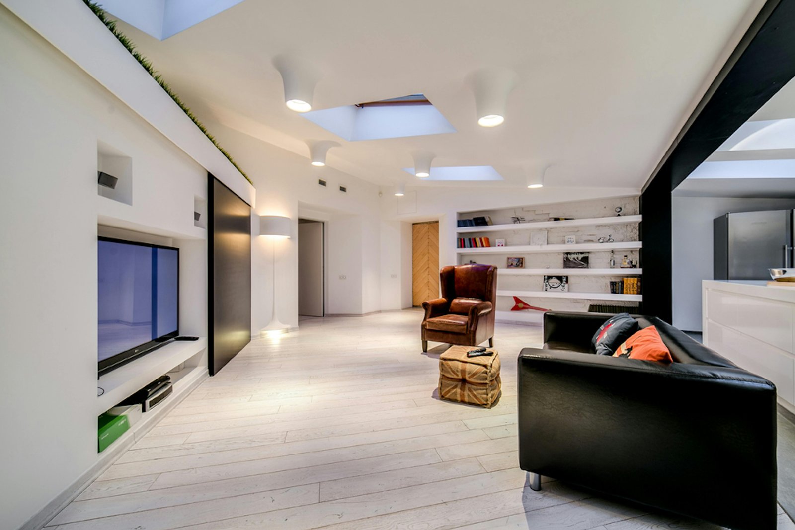 Espace de vie organisé avec des meubles multifonctionnels et des rangements intégrés