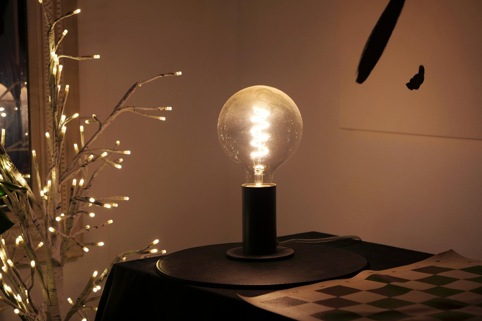 Lampe LED intelligente dans un salon contemporain