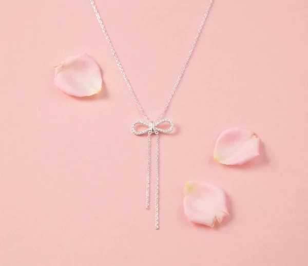 Collier nœud papillon