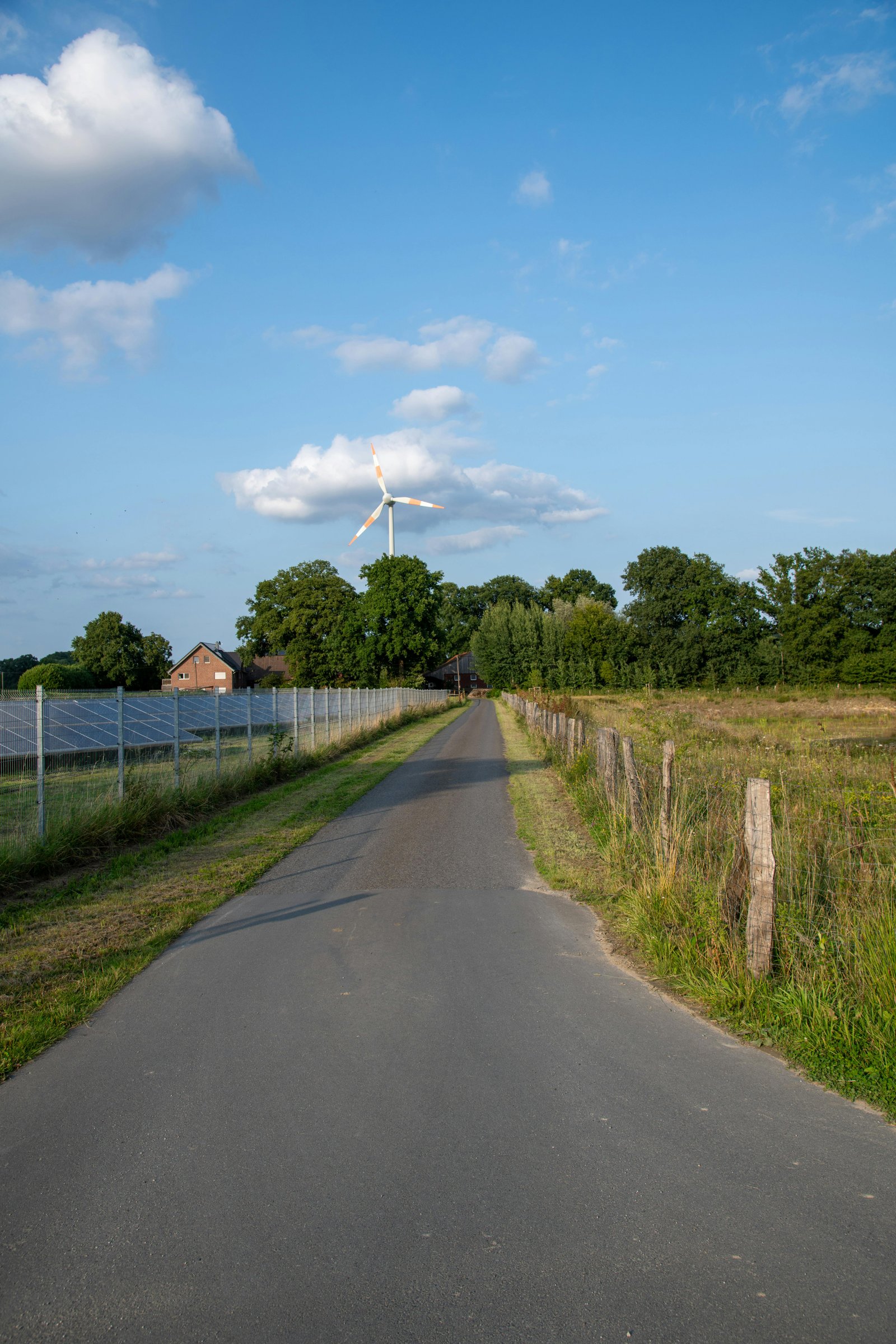 Panneaux solaires et éolienne sur une maison familiale