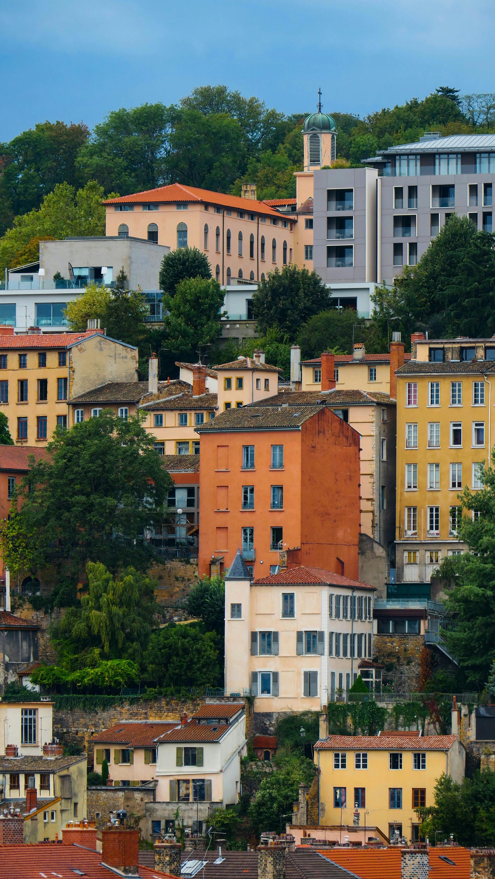 Vue panoramique d’une ville française avec contrastes entre immeubles modernes et maisons anciennes