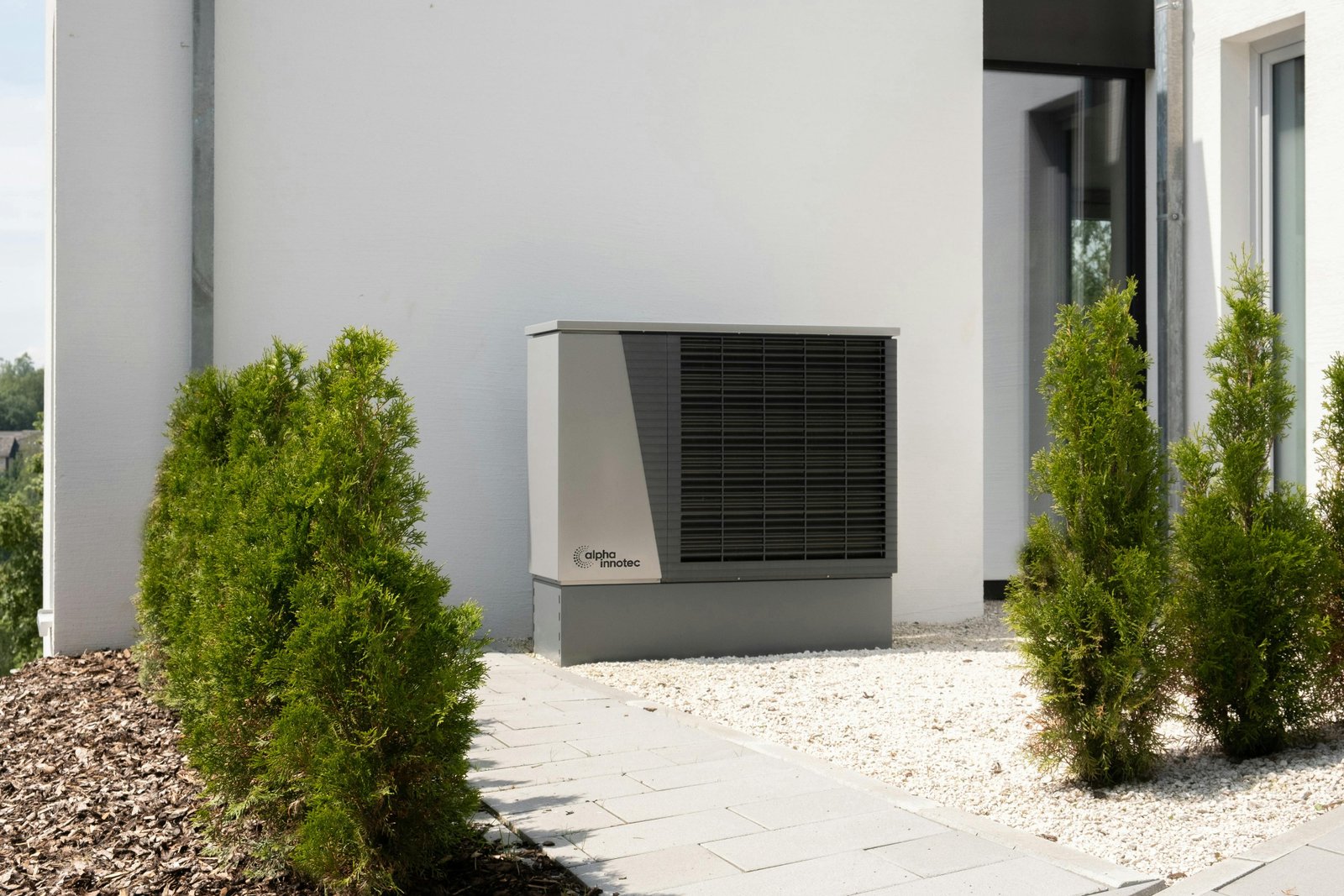 Pompe à chaleur installée dans un jardin moderne